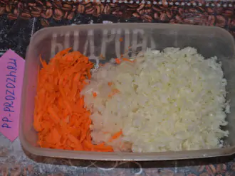 Шаг 2: Натрите на крупной терке капусту, морковь, луковицу.