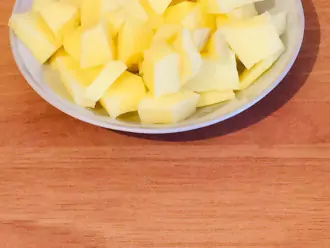 Шаг 2: Картофель нарежьте кусочками 2 см.