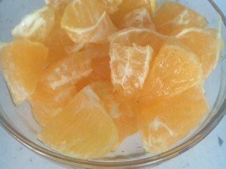 Шаг 5: Очистите и нарежьте апельсин.