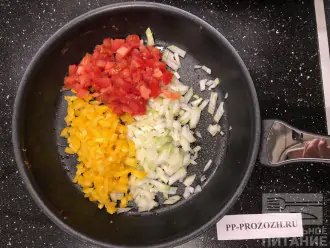 Шаг 3: Почистите лук. Из перца удалите семена и плодоножку. Все овощи мелко нарежьте и обжарьте в небольшом количестве масла.
