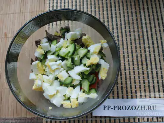 Шаг 6: Сложите все ингредиенты в салатник. Яйцо отварите и покрошите в салат.