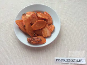Шаг 3: Смажьте морковь оливковым маслом. Запеките морковь до мягкости в духовке при температуре 180 градусов.