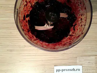 Шаг 5: Смородину измельчите в блендере, несколько ягод оставьте для украшения.