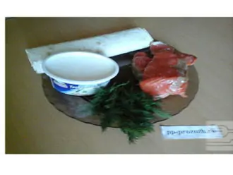 Шаг 1: Подготовьте ингредиенты: лаваш, красная рыба слабосоленая, творожный сыр, укроп.