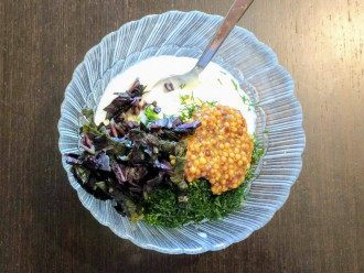 Шаг 2: В глубокую тарелку выложите сметану, мелко порубленную зелень и горчицу. Тщательно перемешайте соус.