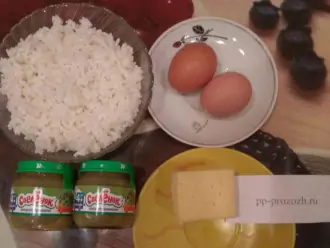 Шаг 1: Подготовьте ингредиенты: яйца, сыр, рис, брокколи. Сварите и превратите брокколи в пюре. Я использовала готовое детское пюре из капусты. Рис также отварите заранее.