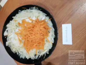 Шаг 3: Морковь потрите на тёрке, лук порежьте на кусочки. В сковороду добавьте немного масла, положите все ингредиенты, немного водички и тушите до готовности.