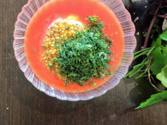 Шаг 2: В глубокую тарелку вылейте томатный сок, добавьте горчицу, сметану, мелко порубленную зелень. Перемешайте.