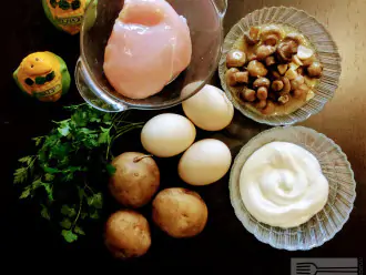 Шаг 1: Для приготовления данного салата возьмите: картофель, майонез домашний, яйца, куриное филе, зелень, консервированные шампиньоны, соль, перец черный молотый и зелень для украшения.