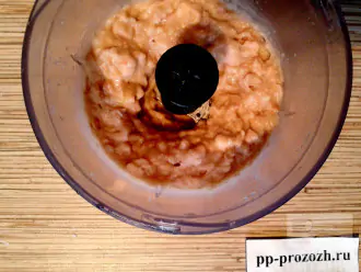 Шаг 2: Из фасоли слейте жидкость, измельчите в блендере до однородной массы.