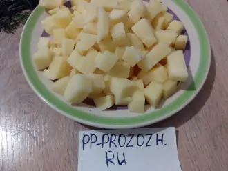 Шаг 3: Покрошите картофель средним кубиком.