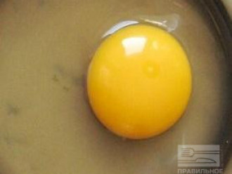 Шаг 3: Яйцо разбейте в миску и взбейте. Каждый кусочек филе обмокните сначала в яйцо.