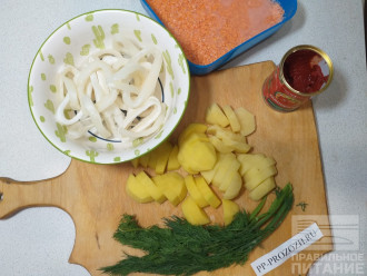 Шаг 3: Пока закипает вода с овощной смесью, порежьте картофель на кусочки. Промойте тщательно чечевицу. 