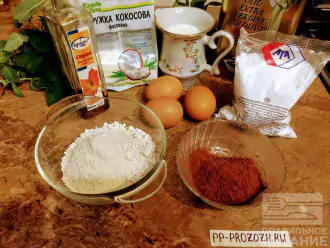 Шаг 1: Для приготовления десерта возьмите: овсяную муку, нежирный кефир, молоко минимальной жирности, яйца, какао-порошок, кокосовую стружку, крахмал, кленовый сироп.