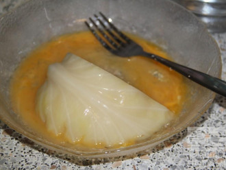 Шаг 4: Обмакните сухие дольки в яйцо, затем обваляйте в отрубях.