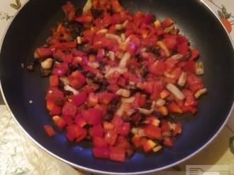 Шаг 4: Нарежьте мелко перец и помидор и добавьте на сковородку. Посолите.