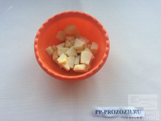 Шаг 3: Очистите и нарежьте яблоко на небольшие кусочки. За несколько минут до окончания приготовления каши добавьте яблоко.