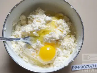 Шаг 3: Добавьте яйцо и хорошенько размешайте.
