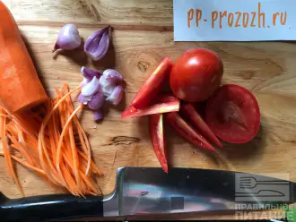 Шаг 4: Подготовьте овощную базу: нашинкуйте морковь соломкой, лук и томаты - ломтиками. 