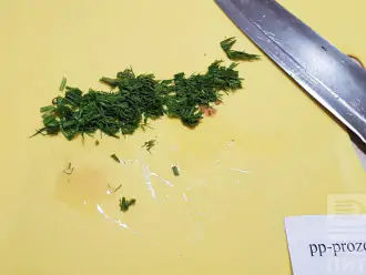 Шаг 4: Нарежьте зелень. С творожным сыром хорошо сочетается укроп.