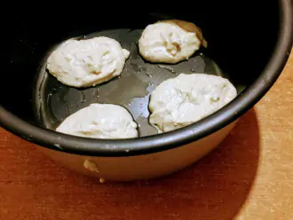 Шаг 6: Форму смажьте оливковым маслом и аккуратно ложкой выложите тесто, сформировав сырники.