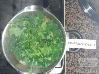 Шаг 5: Отварите овощи 20 минут.
Потом добавьте шпинат, доведите до кипения и проварите еще 2 минуты.