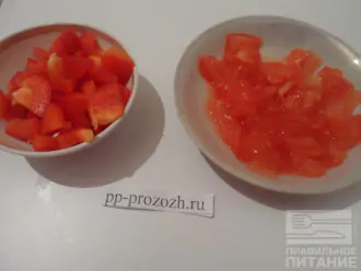 Шаг 2: Нарежьте кубиком перец и помидор.
