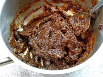 Шаг 3: Подготовленные сухофрукты измельчите блендером до однородного состояния.
Добавьте немножко цедры апельсина и чуть апельсинового сока (не больше 1 столовой ложки). Добавьте корицу.
Хорошо перемешайте.
Орехи (у меня миндаль и грецкие) поджарьте на сухой сковороде. Еще горячие измельчите блендером, оставляя небольшие кусочки.
Смешайте орехи с фруктовой смесью.