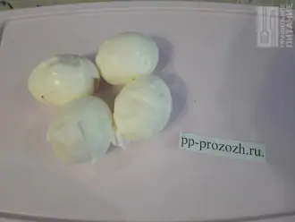Шаг 3: Поместите яйца в кастрюлю с холодной водой и варите 7-10 минут с момента закипания. После этого залейте их на несколько минут холодной водой. Очистите яйца от скорлупы. 