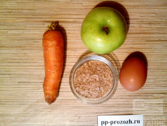 Шаг 1: Приготовьте ингредиенты по списку. Помойте яблоко и морковь.