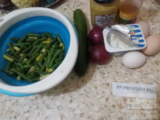 Шаг 1: Подготовьте необходимые ингредиенты. Яйца и фасоль предварительно отварите.