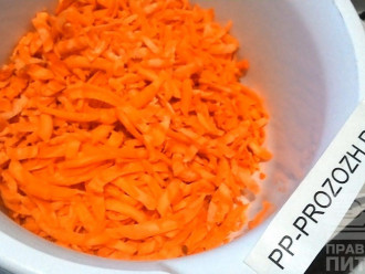 Шаг 2: Морковь натрите на терке и отожмите сок. У меня получилось с 400 грамм моркови 130 миллилитров сока. Если морковь свежего урожая, то сока получится больше.
