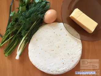 Шаг 1: Для приготовления пирога с сыром и зеленью возьмите нежирный сыр, зелень, яйцо и лаваш.
