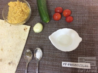 Шаг 1: Приготовьте ингредиенты. Заранее отварите чечевицу в подсоленной воде и остудите. Вымойте овощи и очистите лук.