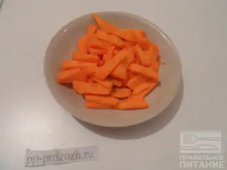 Шаг 4: Нарежьте произвольно морковь.