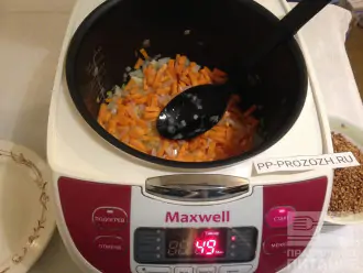 Шаг 4: Когда масло закипит, добавьте морковь, перемешайте и тушите 8-10 минут.