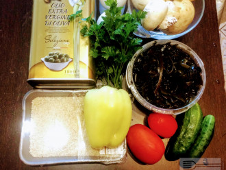 Шаг 1:  Для приготовления салата возьмите: капусту морскую, огурцы свежие, шампиньоны, болгарский перец, помидор, кунжут, масло оливковое.