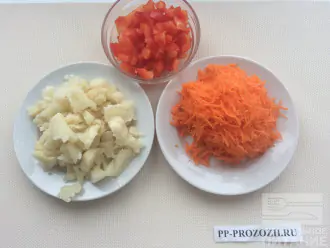 Шаг 2: Цветную капусту нарежьте кубиками, перец мелко нарежьте. Лук и морковь натрите на терке.