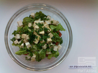 Шаг 7: Нарежьте мелко зелёный лук и посыпьте салат сверху. Готово!
