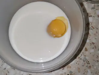Шаг 3: В миску добавьте оставшееся молоко, яйцо и подсластитель, взбейте до пены.