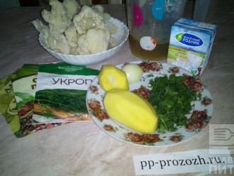 Шаг 1: Подготовьте ингредиенты: картофель, цветную капусту, сливки, куриный бульон, лук, приправы и зелень.