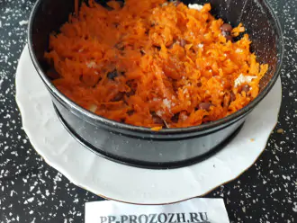 Шаг 5: Натрите на терке и выложите морковь и свеклу. Посолите, поперчите, сбрызните растительным маслом.
