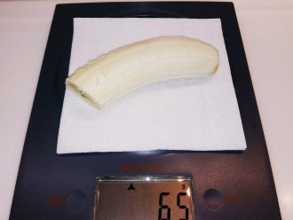 Шаг 3: Очистите банан от кожуры.