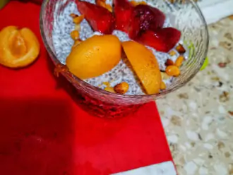 Шаг 4: Добавьте нарезанные фрукты и ягоды, орех. Выложите оставшуюся часть массы.