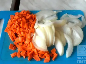 Шаг 4: Приготовьте соус из овощей.
Репчатый лук нарежьте соломкой, морковь нарежьте небольшими брусочками и отправьте все томиться с добавлением небольшого количества масла в чашу мультиварки.
