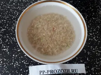 Шаг 2: Бурый рис хорошо промойте и замочите в кипятке минимум на 30 минут.