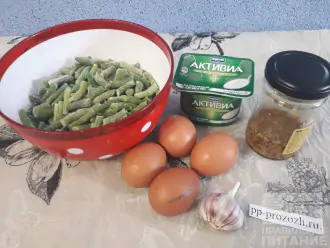 Шаг 1: Приготовьте необходимые ингредиенты: стручковую фасоль, яйца, натуральный йогурт, чеснок, зернистую горчицу.