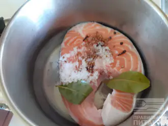 Шаг 2: Свежий лосось очистите и хорошо промойте.
Посолите и добавьте специй по вкусу (лавровый лист, гвоздика, кориандр, перец чёрный горошек). Отварите рыбу 10 минут и дайте ей остыть минимум 30 минут.