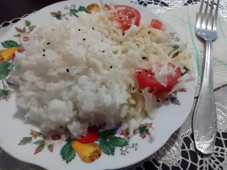Шаг 5: Выложите на тарелку рис и овощи. Можно украсить кунжутом. Приятного аппетита.