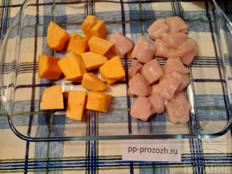 Шаг 2: Нарежьте куриное филе и тыкву кубиком.